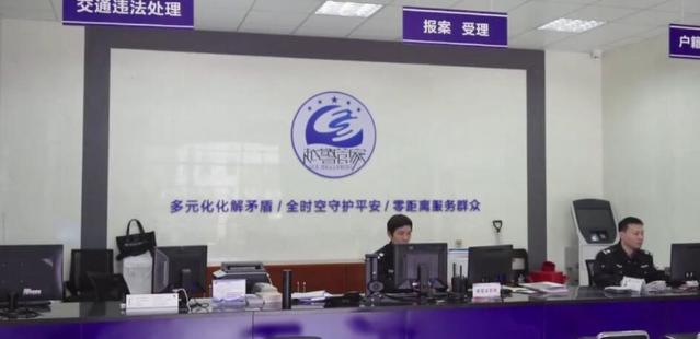 宝马车高速路上停车拦人！最后被拘留十日，车