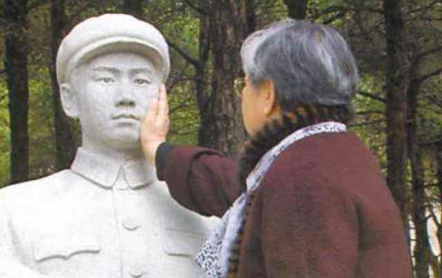 毛岸英：8岁生日失去母亲，新婚一年牺牲战场，