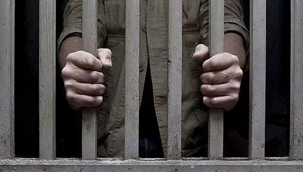 天津黑老大获刑25年，4年前“辉煌”出狱，上百豪车占满高速公路接风