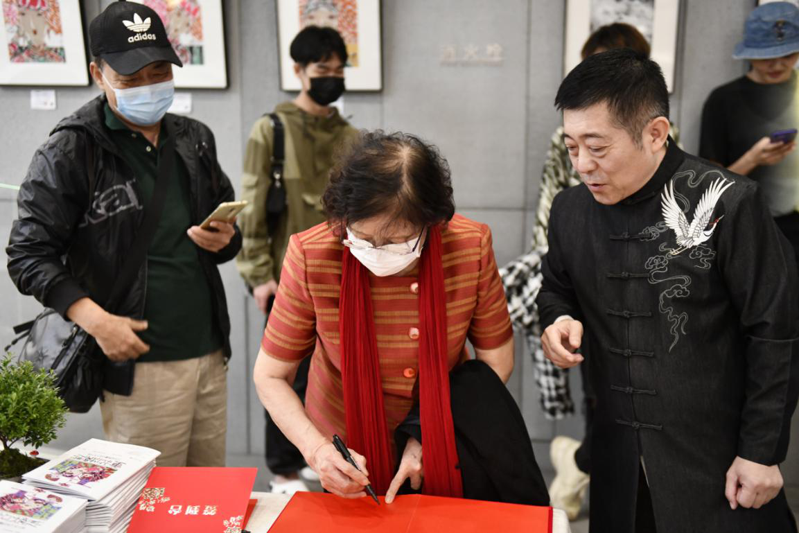 《重構熵感——藝術家曹娜時尚藝術大展》以衣為媒呈藝術新態
