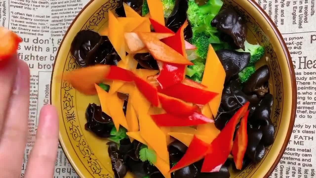 凉拌西兰花，芥末油划重点，香辣刺鼻香味独特，让人又爱又恨