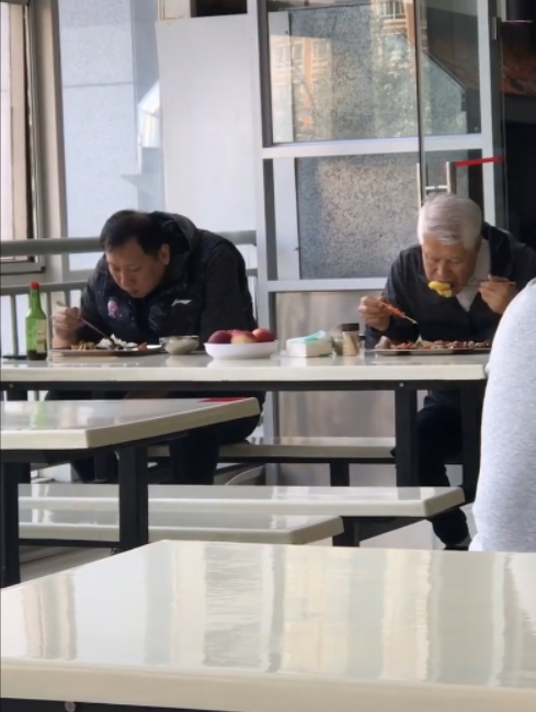 80岁蒋兴权食堂吃土豆炖排骨！辽宁引进NBA狠人对抗广东