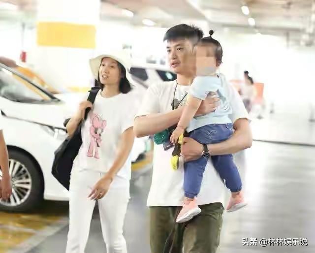 朱丹素颜现身机场，全家肤色成为亮点，周一围