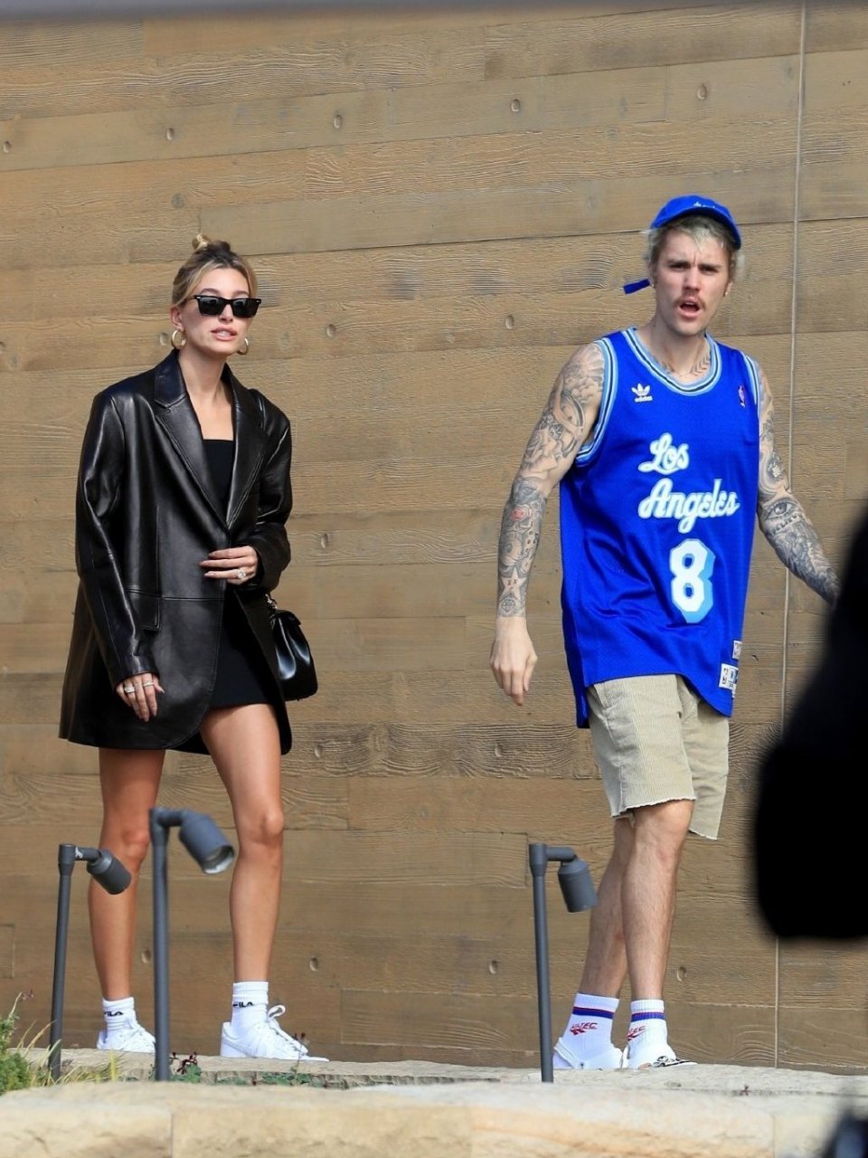 26岁贾斯汀·比伯和妻子海莉逛街！身穿科比8号球衣脸色神情憔悴