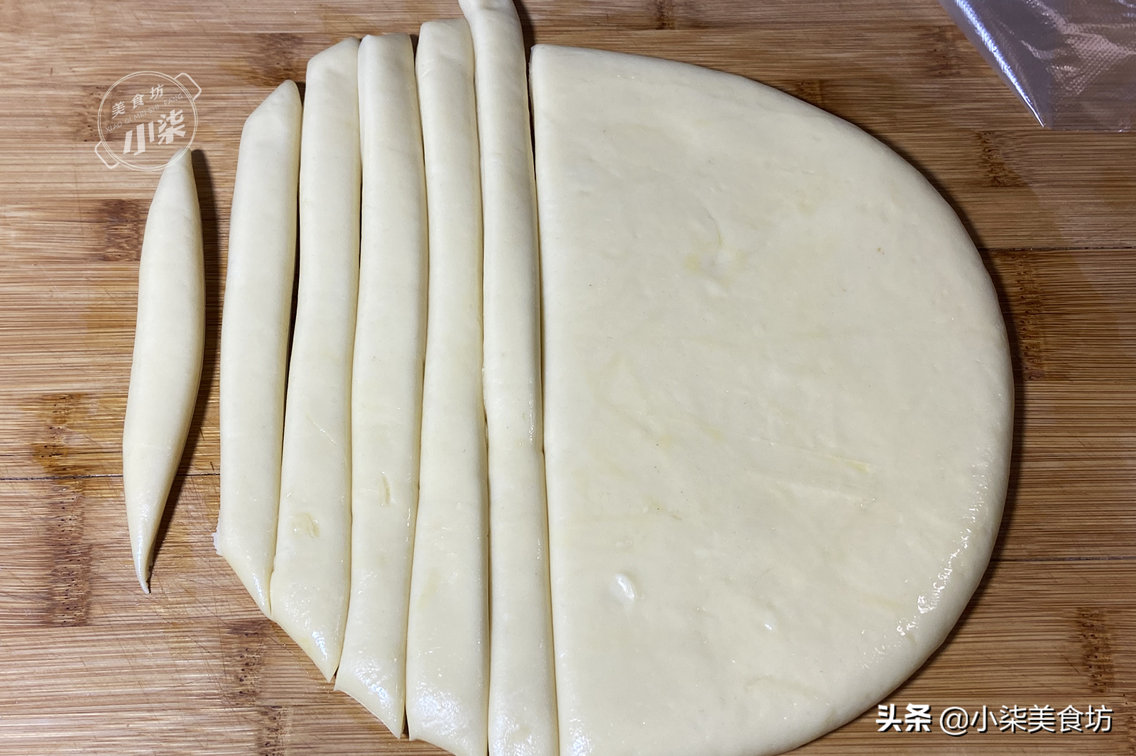 麵條放進油鍋裡一炸，酥脆鹹香，做法簡單，過年招待客人很有面子