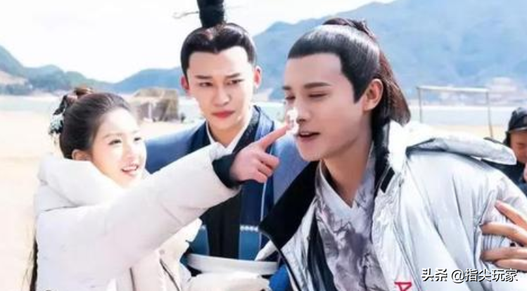蒋依依主动牵他手，赵露思直夸他帅气，他为何