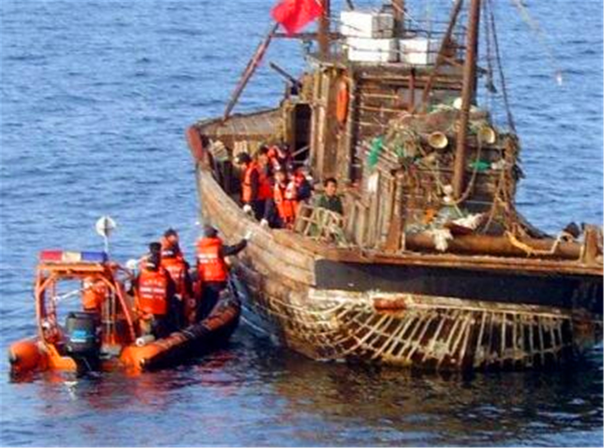 中国渔民立大功，无意间捞到5000吨“巨宝”，美