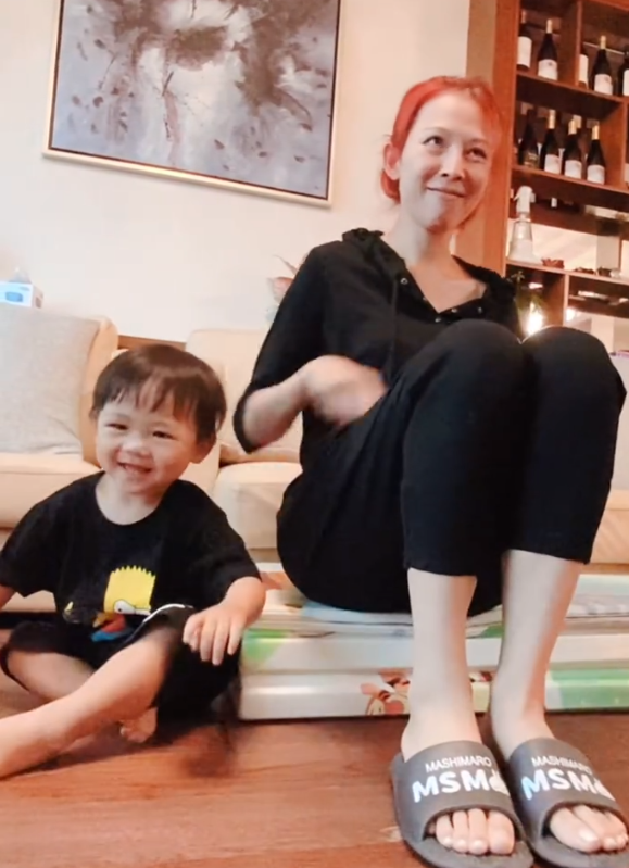 蔡少芬公园遛娃，2岁鱼蛋撸起袖子拿着竹竿，似执剑行侠仗义萌翻