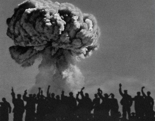 中国原子弹爆炸56周年！为何坚持不先使用核武？对方先用也不怕