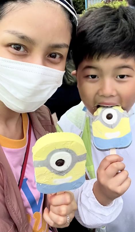 沙溢全家打卡环球影城，胡可无美颜自信怼脸拍，安吉小鱼儿齐长胖