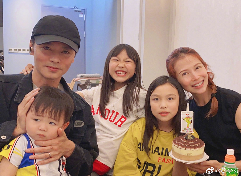 蔡少芬全家為女兒慶生，母女嘟嘴親吻張晉捏臉，魚蛋被蛋糕饞哭