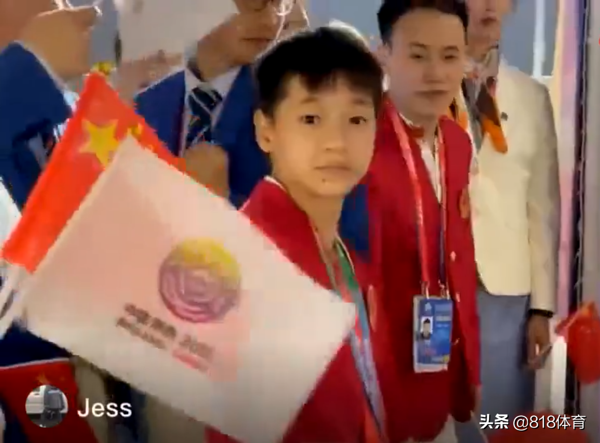 乖巧!全红婵开幕式候场,小姐姐称赞:你真厉害!红姐点头微笑:谢谢!