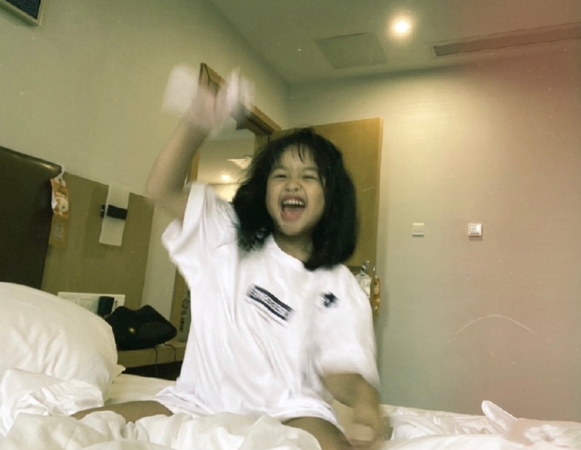 包文婧女兒生活照被傳，5歲包可艾五官長開，長相越發清秀了