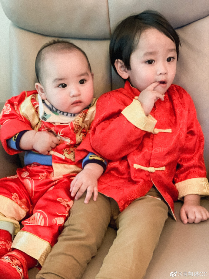 鄭嘉穎為大兒子慶生，2歲鄭承悅太會耍帥，陳凱琳自認“奶奶命”