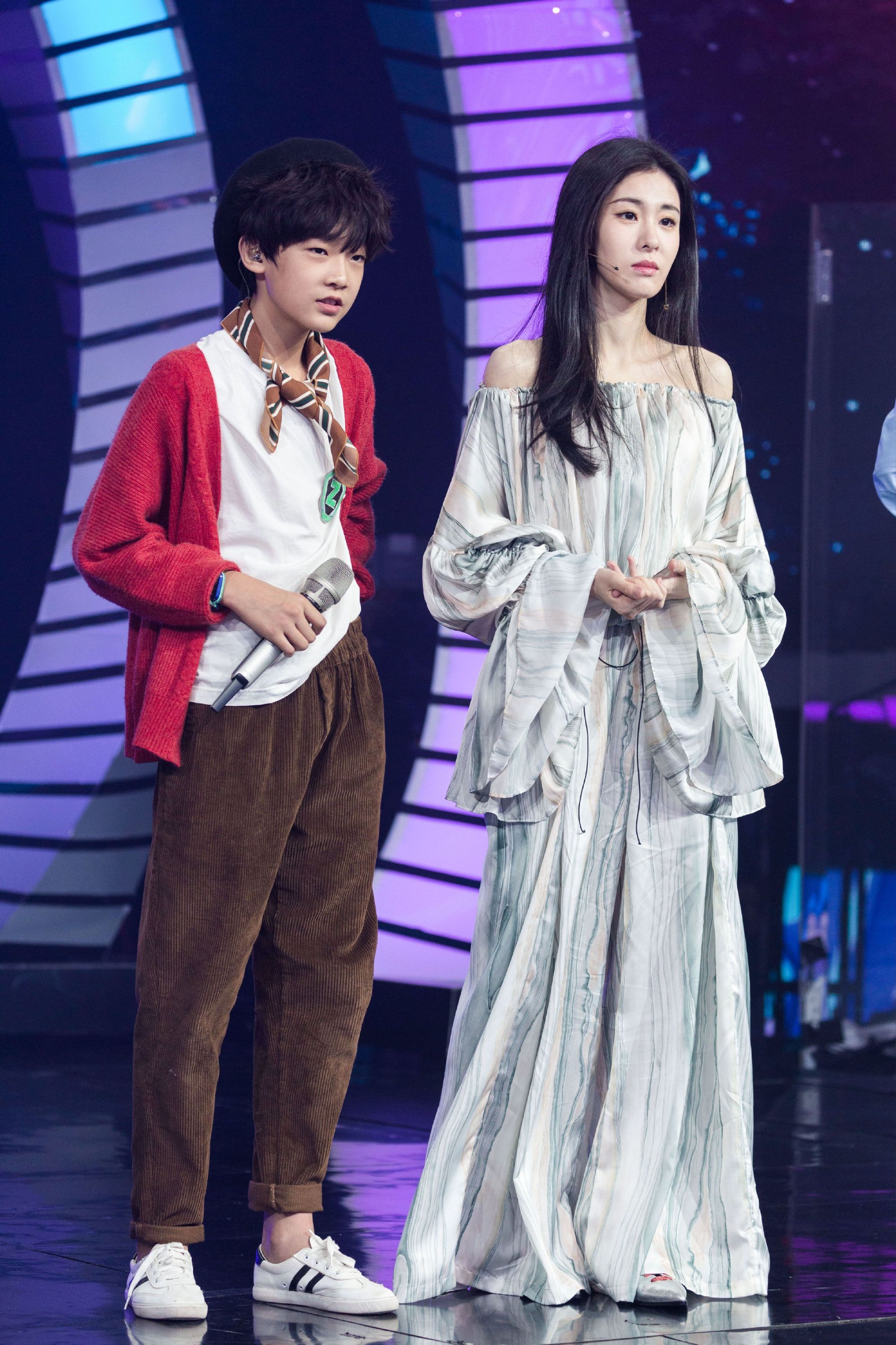 曝光|张碧晨孕照曝光早有迹象 脸部婴儿肥时刻盖着肚子