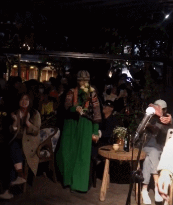 62岁杨丽萍和小鲜肉在月亮宫欣赏美景，网友：恋