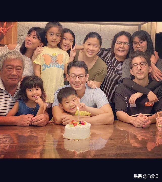 三代同堂的合影很温馨！贾静雯携3位女儿为修杰楷庆祝父亲节