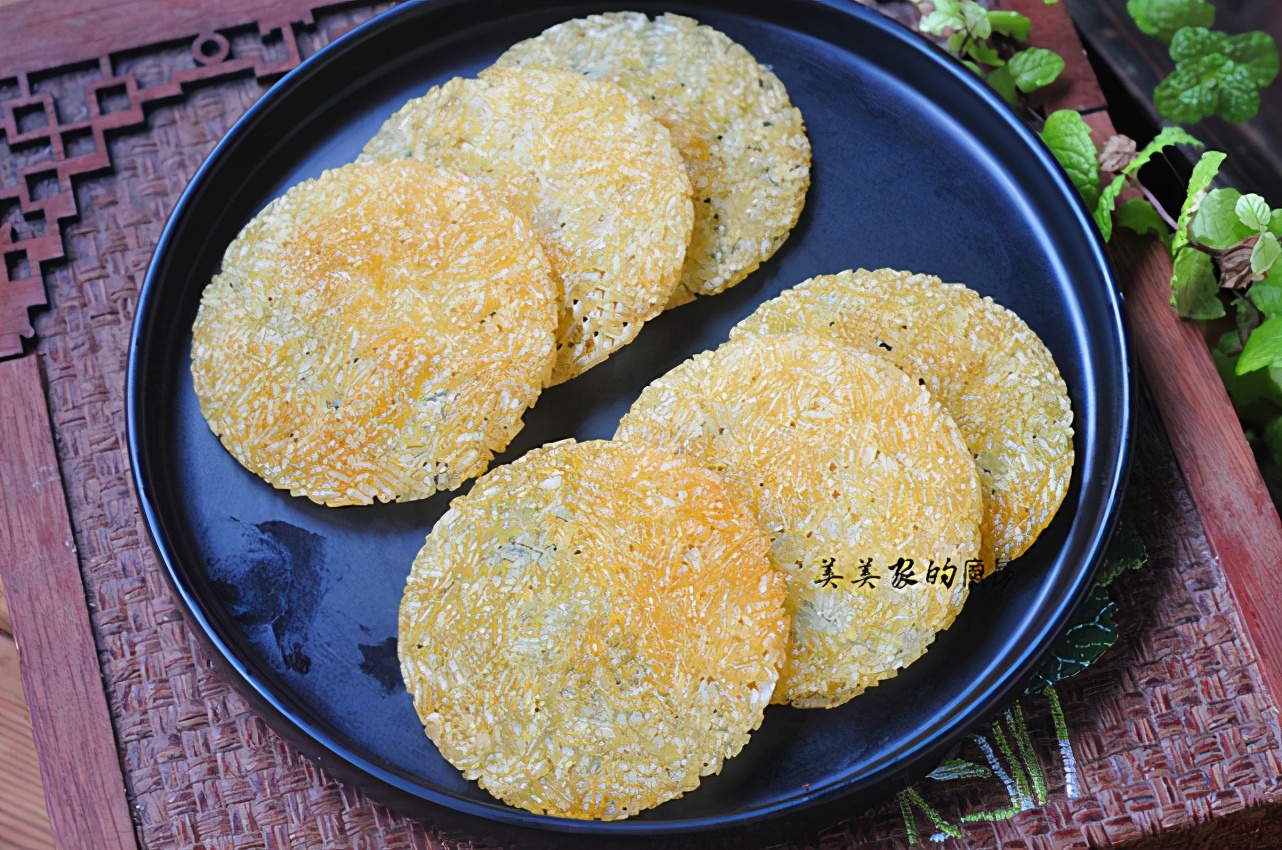 驱车排队2小时，就为糯米饼，咸香酥脆，一口气吃3个，真过瘾