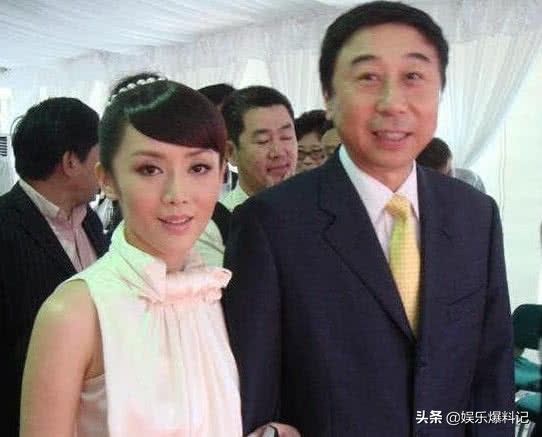 冯巩60岁老婆近照，气质优雅风韵犹存，儿子长得跟他一模一样