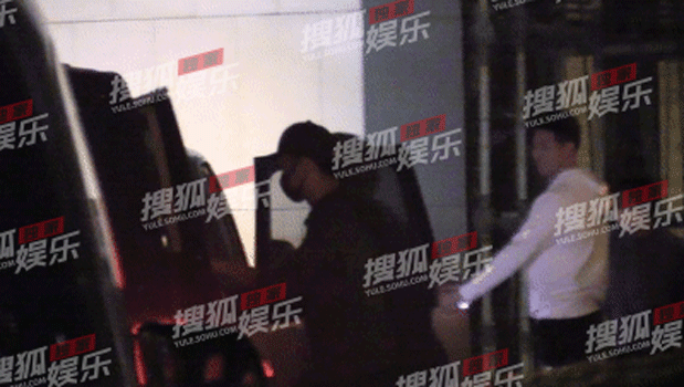 Congratulation Xie Ting sharp edge and Wang Fei: The late night involves hand beautiful conjugal love, 10 point to buckle the abode that answers Wang Fei together closely