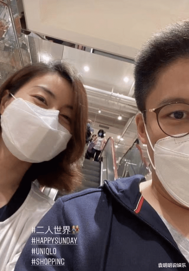 郭晶晶霍启刚约会逛优衣库，抛下孩子二人世界