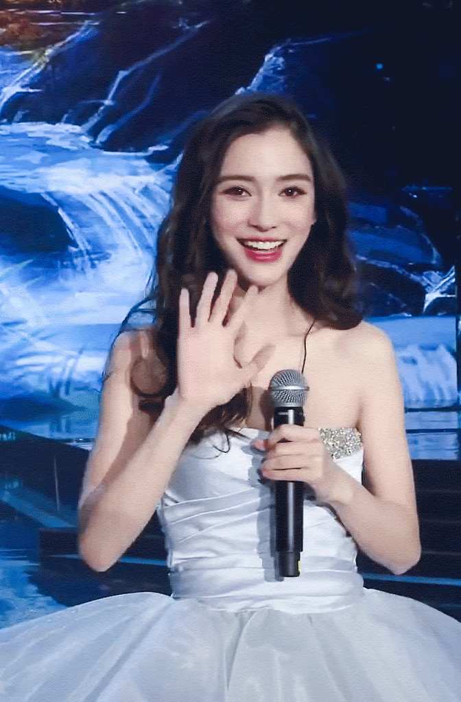 毛晓彤躲角落抽烟被拍，粉丝纷纷维护，杨颖抽