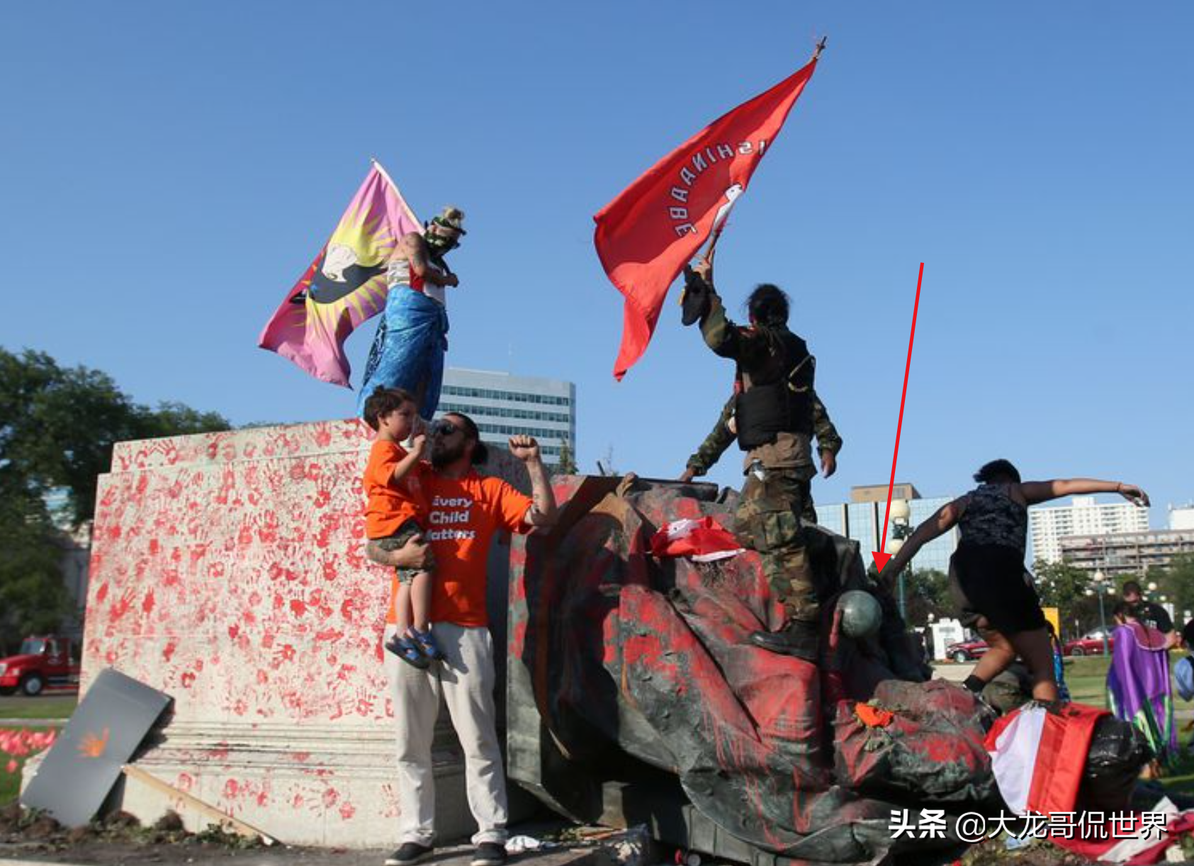 加拿大土著尸骸再现，种族灭绝再添铁证！民众推倒维多利亚女王像