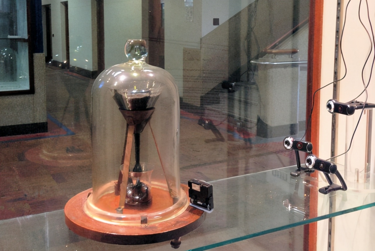 一個物理實驗持續94年，熬死兩位科學家，到底想證明什麽？