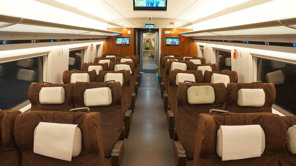 14亿人“养不起”高铁？半年亏955亿，营收4000多