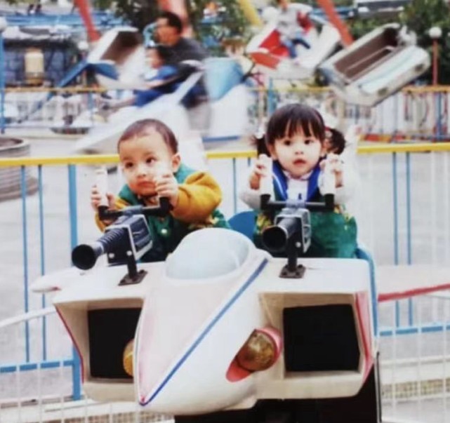 鄭嘉穎幼子正面曝光，帥氣得驚艷，沒有遺傳媽媽跟舅舅的印度長相