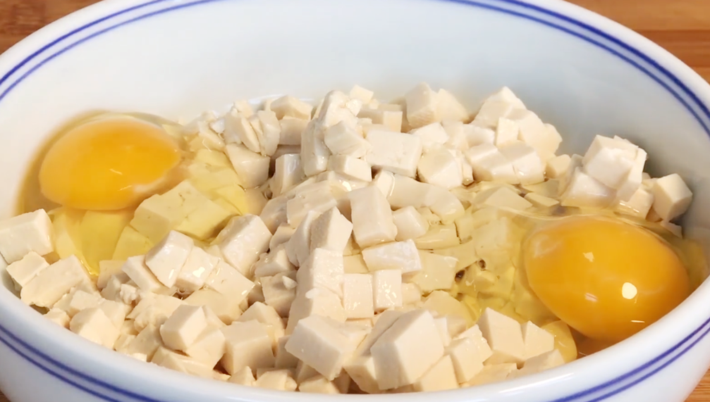 1塊豆腐，加1把韭菜，我家隔三差五就吃，皮薄餡大，飯店吃不到