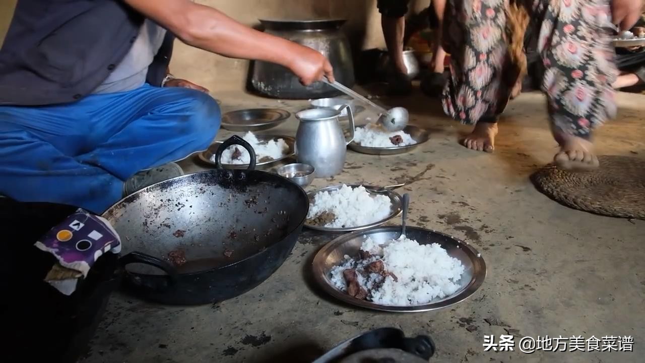 尼泊尔农村杀猪，全村人都来吃猪肉，村长坐镇指挥，比过节还热闹