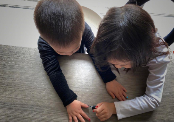 黃磊二女兒長大了！ 7歲染藍髮做美甲被指太成熟，育兒方式引爭議