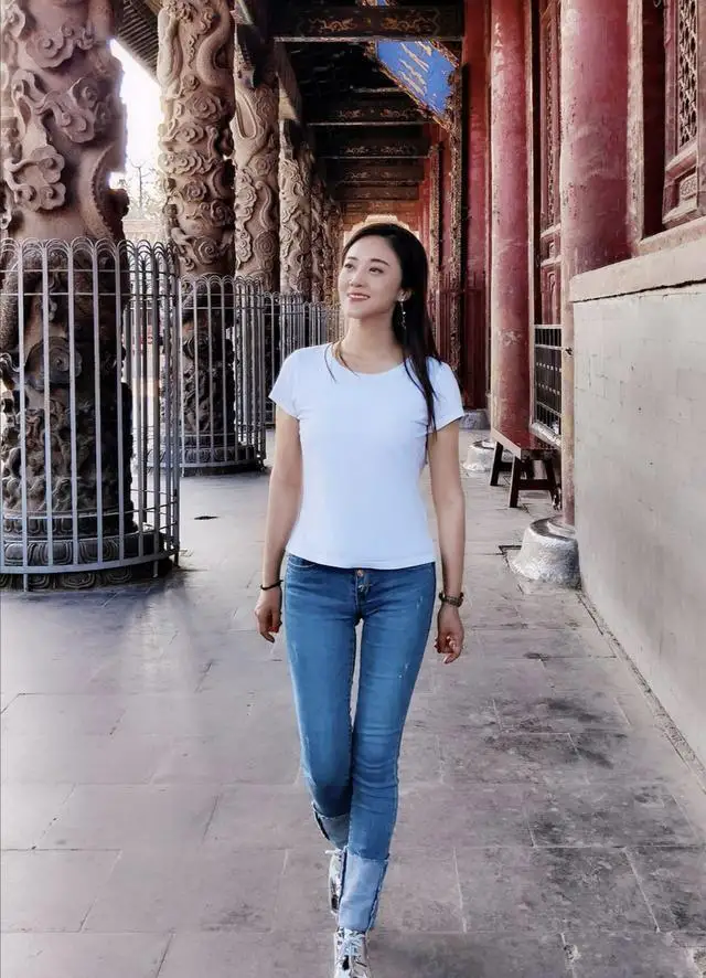 林志玲身材太好了吧，这么紧的裤子都穿出皱褶，大长腿好迷人