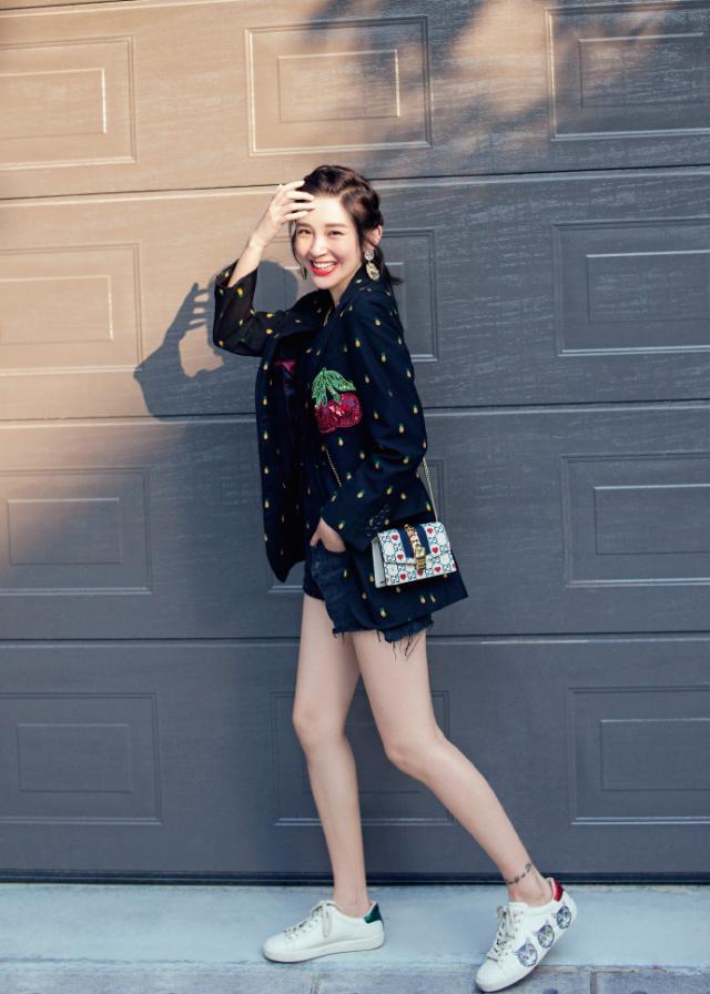 唐艺昕的小肚子真挺，这么宽松的外套，感觉张