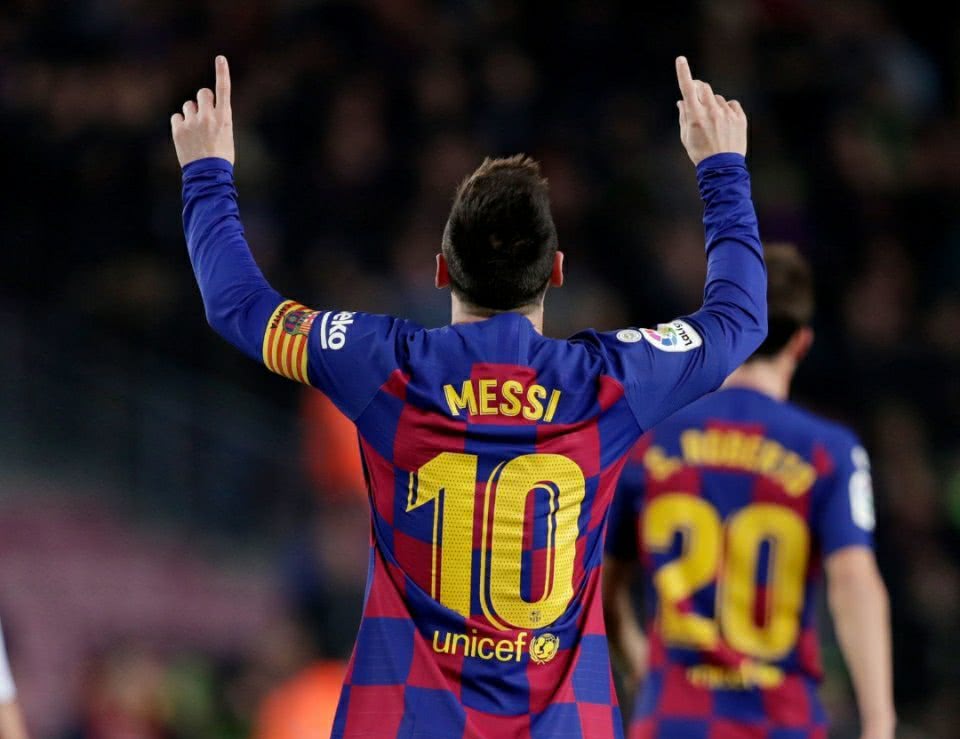 杰拉德与亚博体育报：巴萨主场大胜，梅西收获