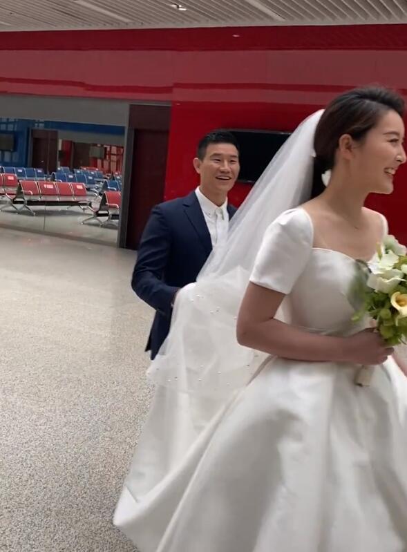 嘎子哥“二婚”言论争议删视频后，为老婆贴心