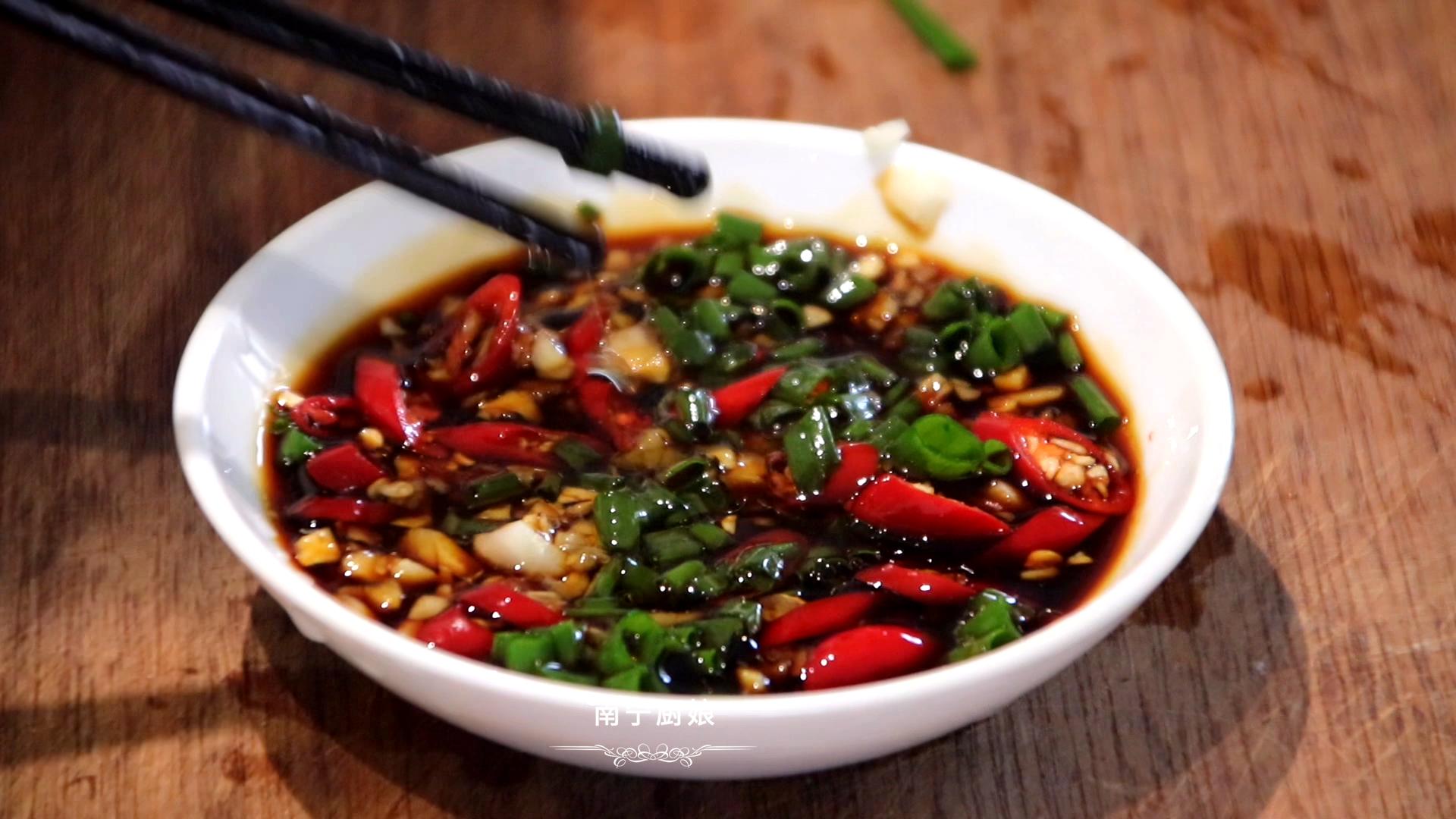 白灼大虾用清水煮就错了，老渔民教我一招，不放一滴水，鲜嫩弹牙