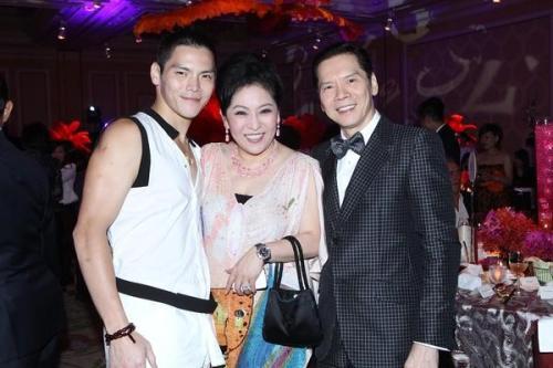 他是《赌神》中的龙五，曾娶李小龙女友，与妻