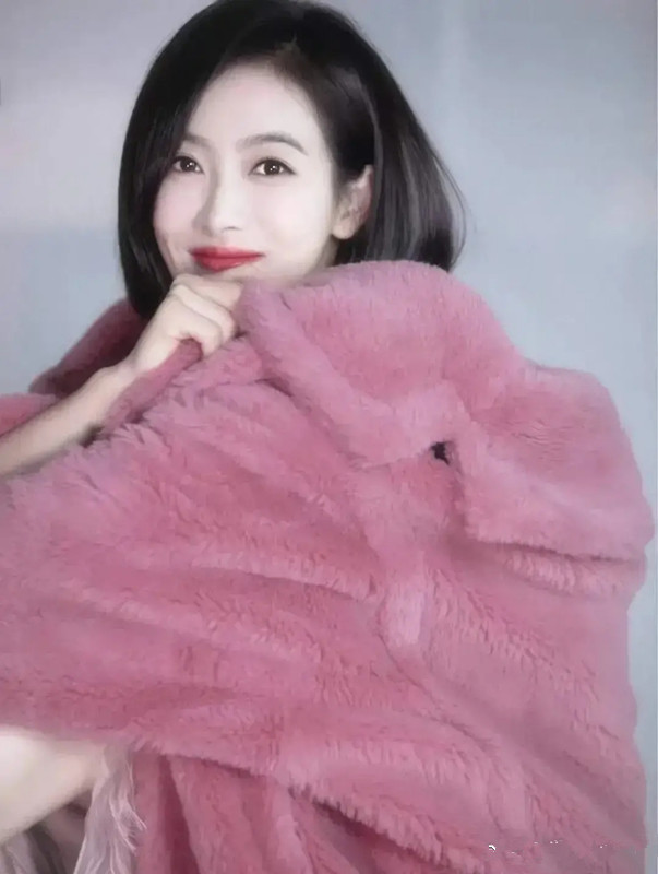 宋茜不仅才艺出众 搭配也是稳居C位 穿粉色绒毛