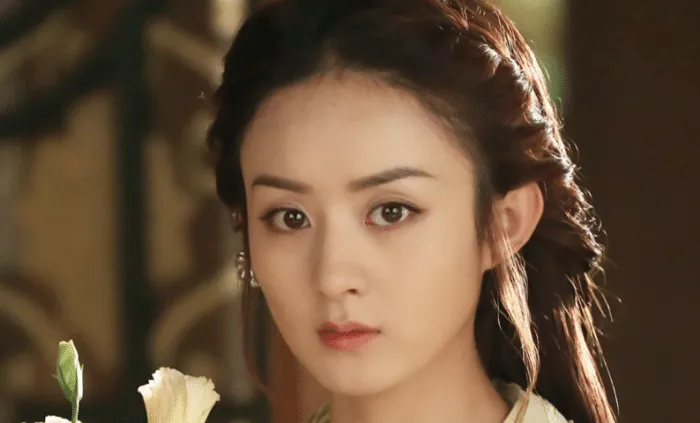 本是赵丽颖替身，却趁颖宝怀孕时疯狂接戏，成