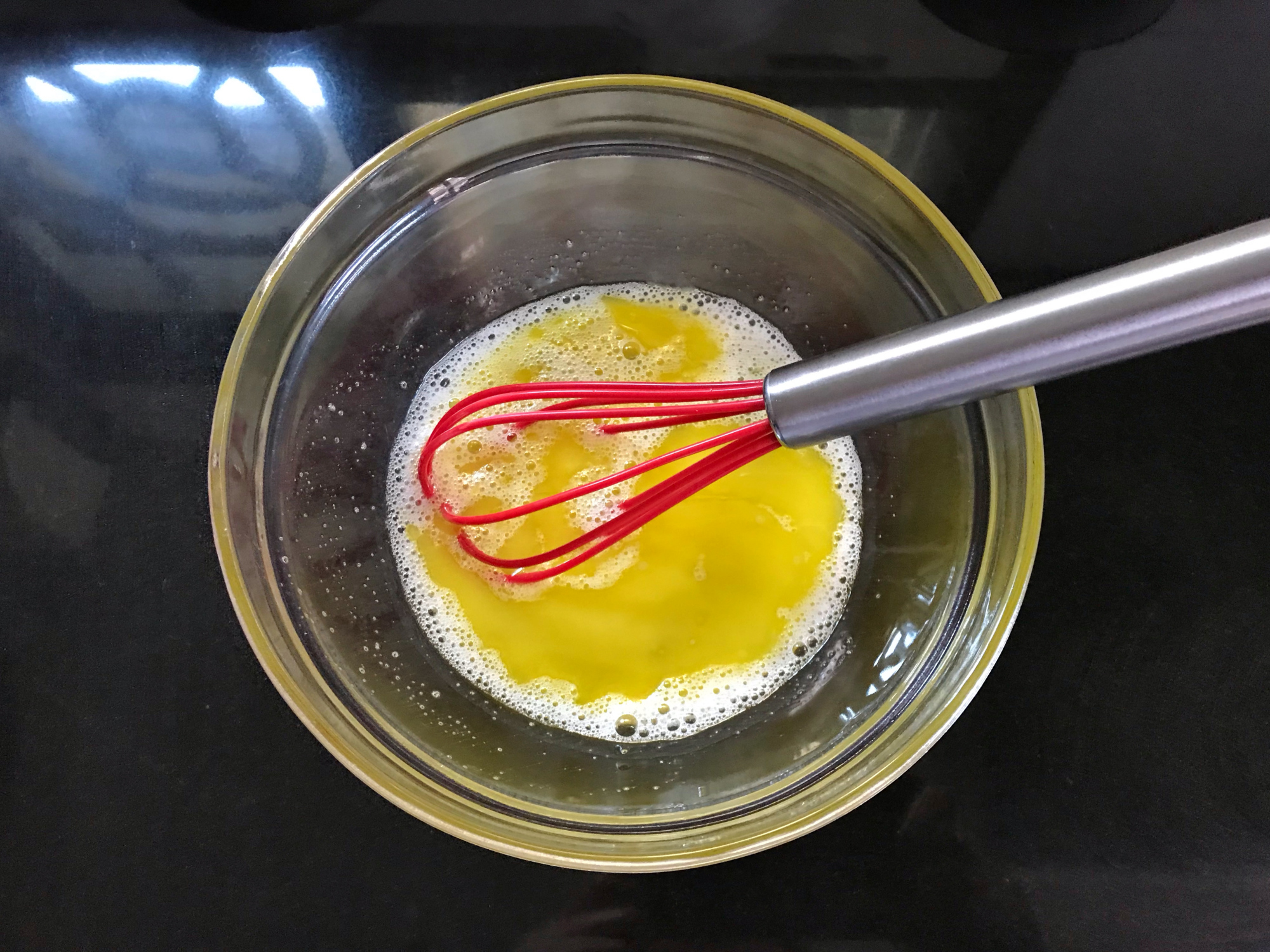 2個蛋清加1勺麵粉，不用打發拌勻就能烤，一口一個嘎嘣脆，真香