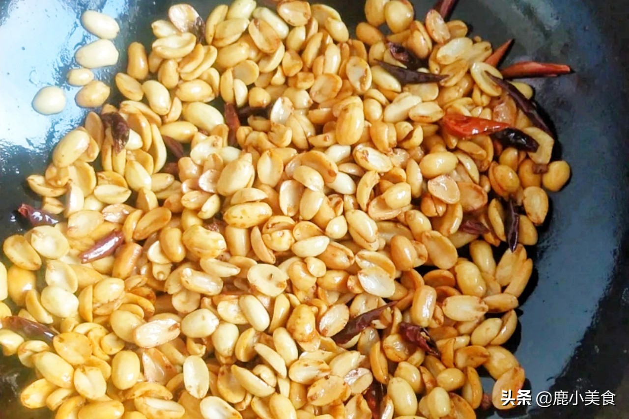 酒鬼花生如何做好吃？牢记“一泡二掰三冻”，香辣酥脆，好吃过瘾