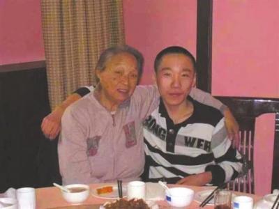 国家一级演员柏青，因病去世千人送别，23岁孙子