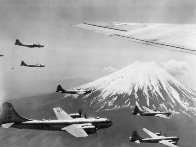 广岛原子弹从投掷到爆炸仅43秒，威力大，美军飞行员如何逃生？