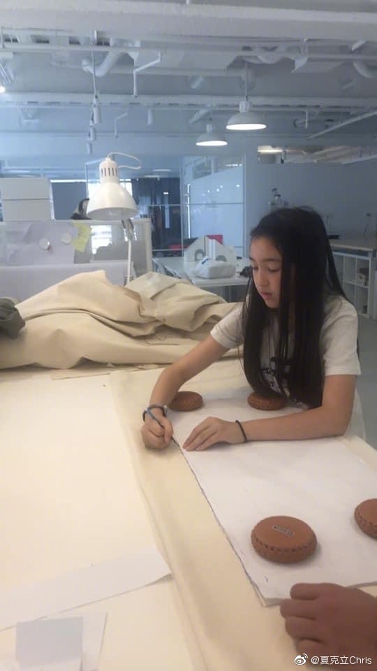 夏克立晒11岁女儿素颜照，夏天五官精致长高不少，越长越像妈妈