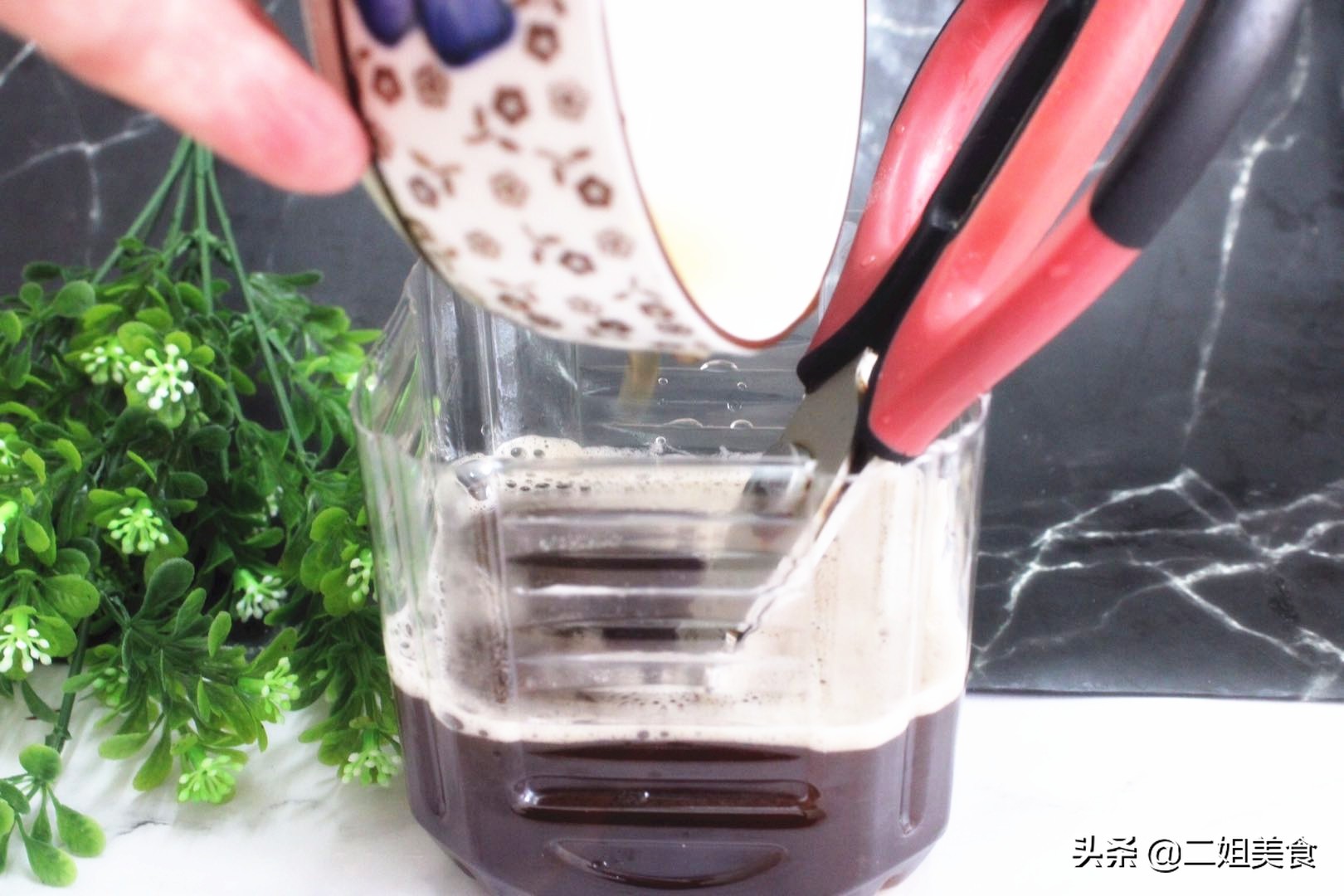 把剪刀放入小蘇打水中，太聰明了，用途花錢買不到，簡單還實用