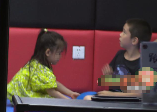 霍思燕杜江罕见外出，抽烟小细节尽展母爱，嗯