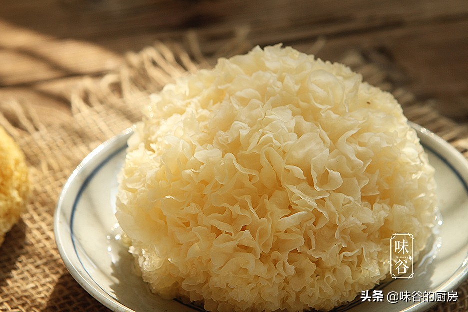 秋天吃银耳，银耳买黄的还是白的好？教你正确方法，简单实用