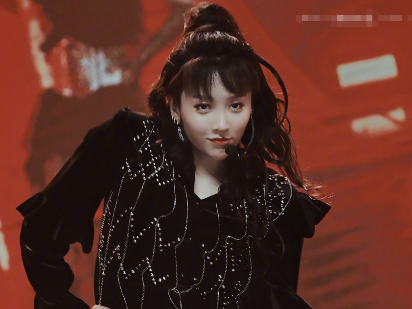 Lisa小组预告来袭，刘雨昕长发造型引关注，我却